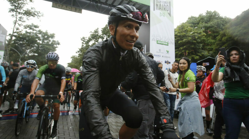 El ciclista colombiano Nairo Quintana participa en un evento de aficionados al ciclismo, en Medellín (Colombia). Foto: EFE.