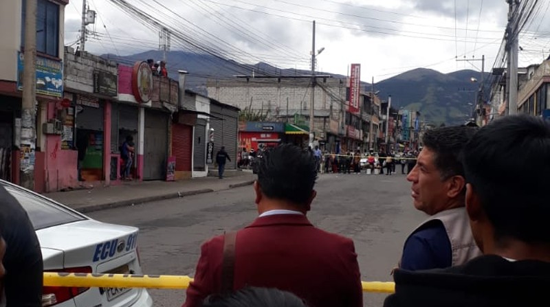 Vecinos del sector Caupicho en Quito quedaron alarmados tras conocer que hubo un asesinato al estilo sicariato. Foto: Twitter @malenasofiamf