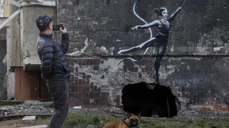 Se le atribuyen algunas obras en las destruidas calles de varias ciudades de Ucrania. Él mismo reveló esta aventura en sus redes sociales. Foto: EFE