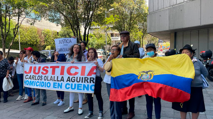 Allegados a Germán Olalla realizaron un plantón en los exteriores de la Fiscalía, en Quito, en octubre 2022. Foto: Cortesía