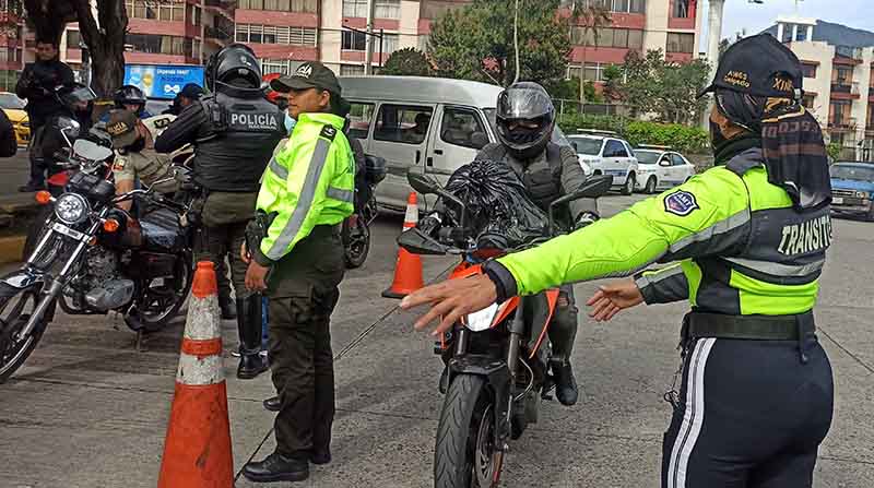 Un operativo de control se realizó en Quito para verificar la circulación de dos hombres en motocicleta. Foto: Armando Lara / EL COMERCIO