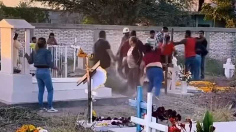 Varias personas se pelean en el interior de un cementerio. Foto: Internet