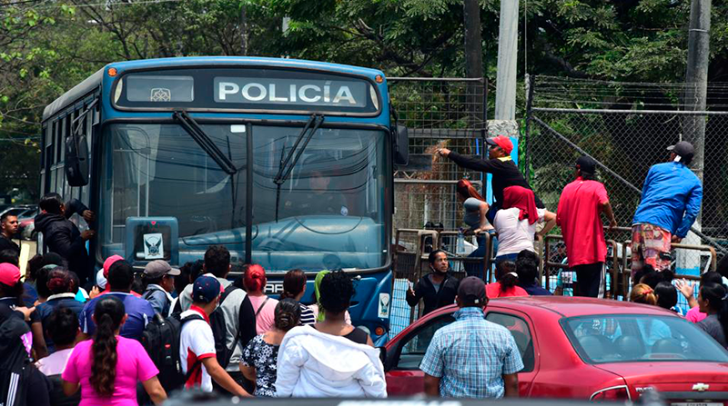 Familiares de las ppl revisan un bus para ver si trasladan a su pariente. Foto: EL COMERCIO