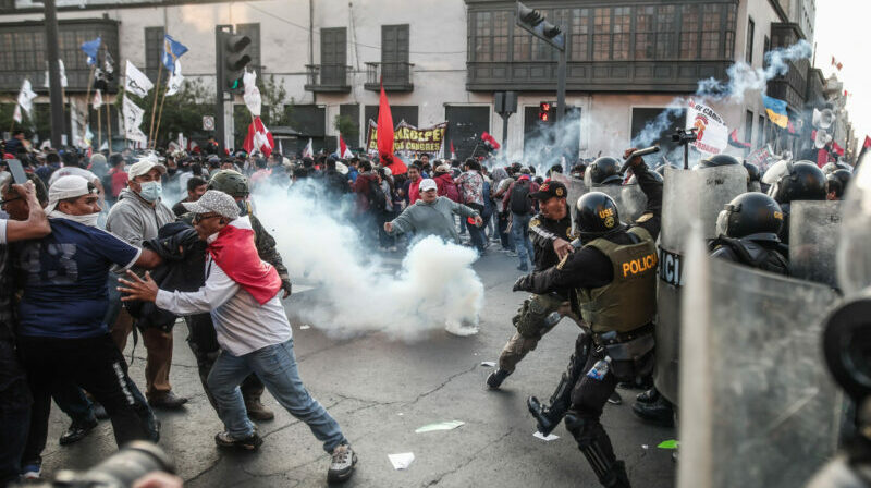 Cientos de manifestantes partidarios de Pedro Castillo se enfrentan contra la Policía Nacional exigiendo el cierre del Congreso de La República, en la Av Abancay, en Lima (Perú). Foto: EFE.