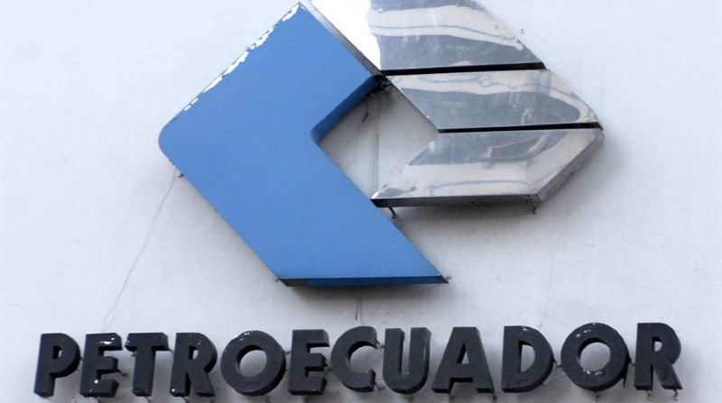 Fotografía de archivo en la que se registró un logotipo de la petrolera estatal ecuatoriana Petroecuador, en Quito (Ecuador). Foto: EFE