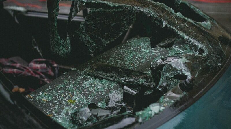 Imagen Referencial. Una mujer chocó su auto recien comprado contra el vidrio de la concesionario y contra un Jeep, en Bogotá. Foto: Pexels.
