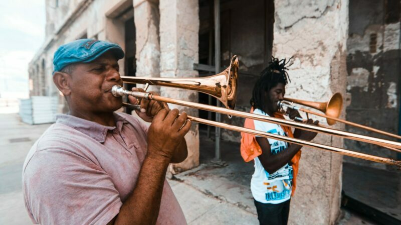 Imagen Referencial. Un taxista devolvió a un músico su instrumento de viento junto con otros artefactos. Foto: Pexels.