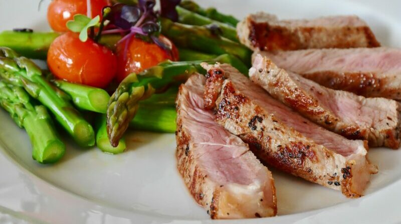 Imagen Referencial. Los alimentos como la carne ayudan a mejorar la motivación personal, según un estudio suizo. Foto: Pexels.