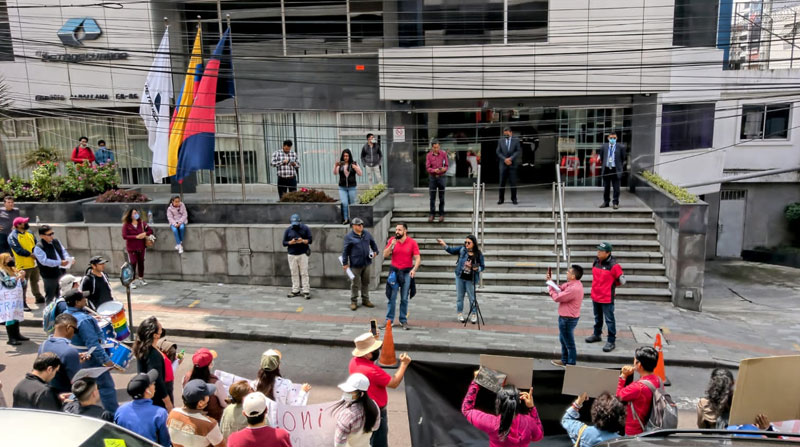 El plantón de los trabajadores se realizó en las oficinas de Petroecuador, sobre la avenida 6 de Diciembre, norte de Quito. Foto: Cortesía