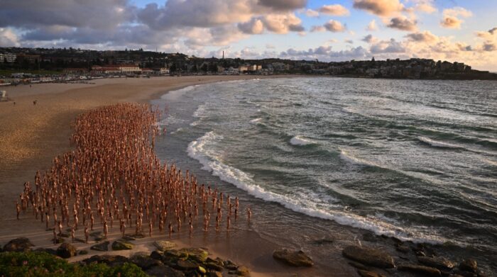 Miles de personas se descubrieron todo para el fotógrafo Spencer Tunick en la playa Bondi de Sydney. El objetivo de la sesión es recordarle a la gente que se haga un chequeo de cáncer de piel. (Estados Unidos) Foto: EFE / DEAN LEWINS
