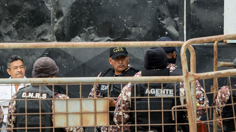 Imagen referencial. Agentes policiales de Ecuador en los exteriores de la cárcel de Esmeraldas. Foto: EL COMERCIO