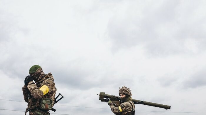 Imagen referencial. Soldados ucranianos apuntan con un misil. Foto: Europa Press