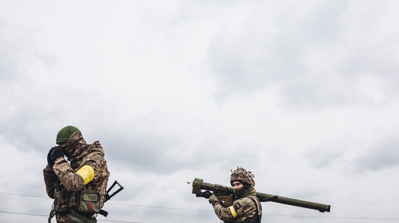 Imagen referencial. Soldados ucranianos apuntan con un misil. Foto: Europa Press