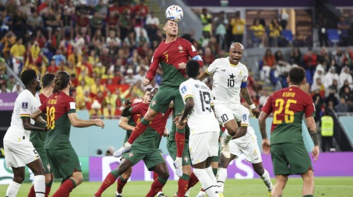 Durante el partido de Portugal ante Ghana en el Mundial Qatar 2022 fue vista la bandera del Deportivo Cuenca. Foto: Xinhua