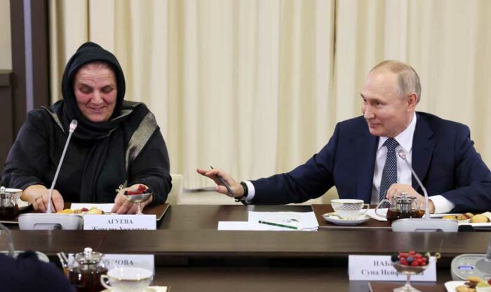 Vladimir Putin se reunió el 25 de noviembre del 2022, en Moscú, con madres de soldados rusos. Foto: EFE