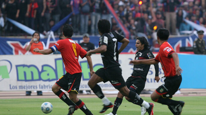 Deportivo Quito y Deportivo Cuenca definieron al campeón del 2009 en Ecuador.  Fotos: archivo / EL COMERCIO   