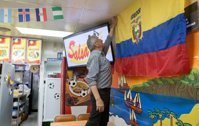 Efraín Erazo, fundador de las Menestras de la Almagro, y su equipo de 20 personas se prepararon con decoración, con la bandera tricolor. Foto: Carlos Noriega / EL COMERCIO
