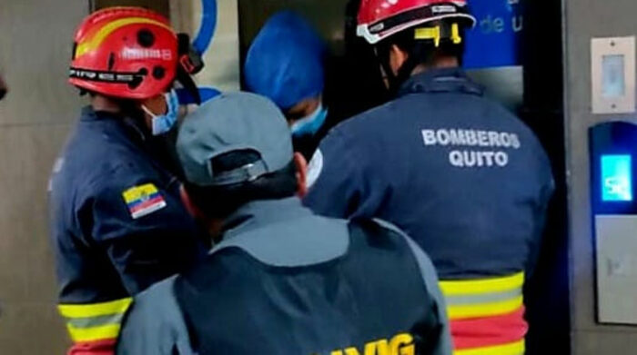 Los Bomberos rescataron a la mujer que quedó atrapada en un ascensor, cuando la ciudadana usaba el artefacto en un edificio de Conocoto, norte de Quito. Foto: Twitter Bomberos Quito
