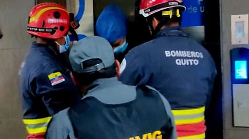 Los Bomberos rescataron a la mujer que quedó atrapada en un ascensor, cuando la ciudadana usaba el artefacto en un edificio de Conocoto, norte de Quito. Foto: Twitter Bomberos Quito