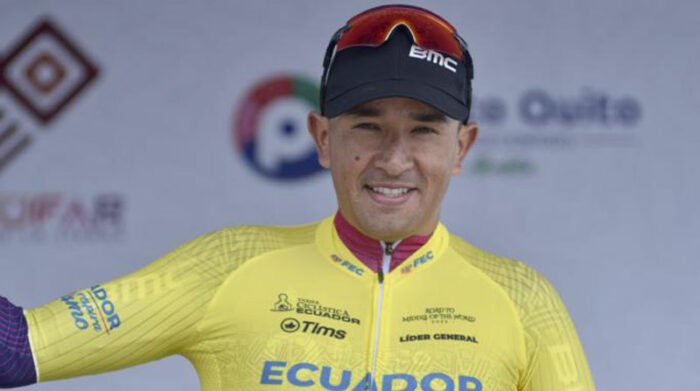 Robinson Chalapud, líder de la general en la Vuelta Ciclística a Ecuador. Foto: Álvaro Pérez / FEC