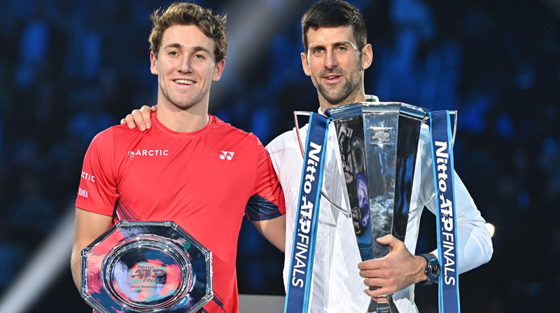 Novak Djokovic (der) celebra su triunfo ante Casper Ruud (izq.) en las ATP Finals 2022, el Torneo de Maestros en el tenis. Foto: EFE