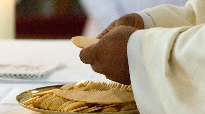 Imagen relacionada. Un médico de Nicaragua a los 75 años cumplió su sueño de ser sacerdote. Pero falleció a los 97 años. Foto: Pixabay