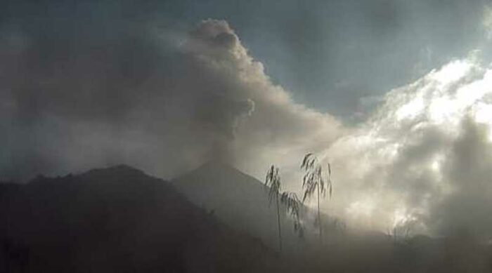 Vista del volcán Sangay durante la mañana del 31 de octubre de 2022. Foto: Archivo IG