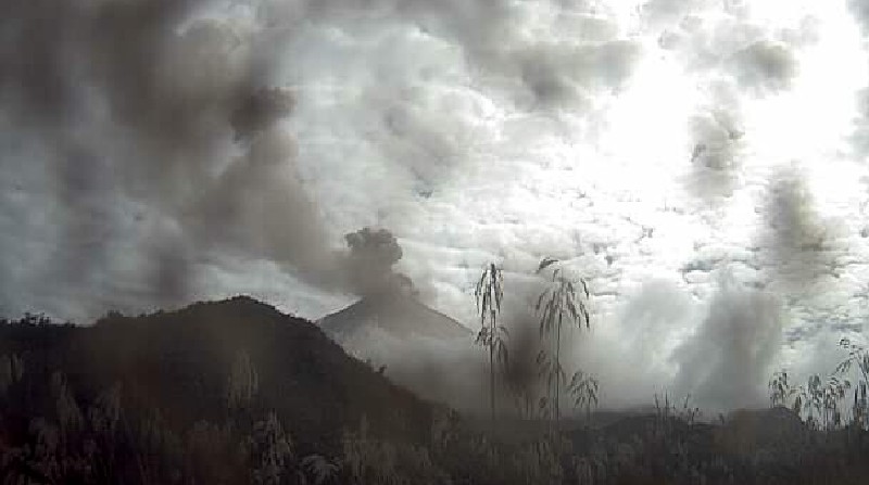 Por las fuertes lluvias, el volcán Sangay reporta flujos de logo por sus quebradas este 16 de noviembre de 2022. Foto: Twitter Instituto Geofísico