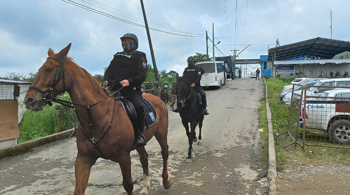 Imagen referencial. Agentes de la Policía en los exteriores de la cárcel de Santo Domingo. Foto: EL COMERCIO