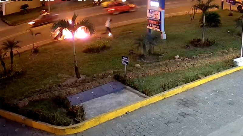 La explosión del vehículo quedó registrada en video. Foto: Captura de pantalla