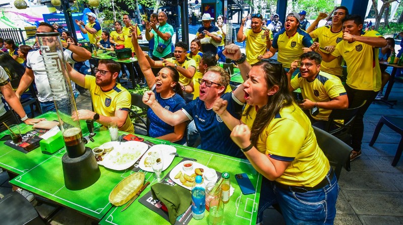 Restaurantes y bares tuvieron mayor flujo de clientes por los partidos de la Selección de Ecuador. Foto: Enrique Pesantes / EL COMERCIO