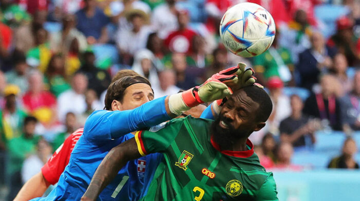 El arquero Yann Sommer (izq.), de Suiza, disputa la pelota contra Nicolas Nkoulou de Camerún, en el Mundial Qatar 2022, el 24 de noviembre del 2022. Foto: EFE