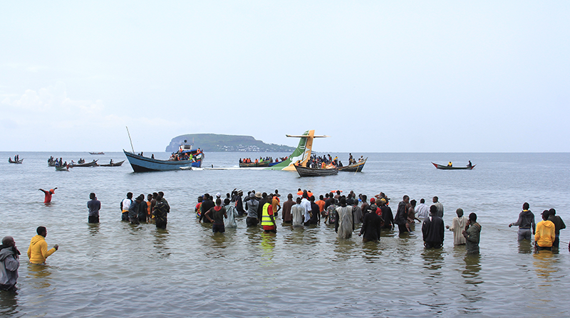 Pobladores rescatan a los pasajeros que quedaron atrapados en el avión. Foto: EFE