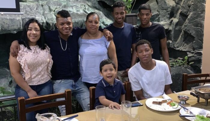 Mónica Jiménez aparece con sus hijos (incluido Gonzalo Plata) en uno de sus cumpleaños.. Instagram de Gonzalo Plata
