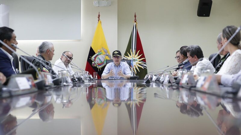 Presidente de Ecuador lidera puesto de mando unificado en Santo Domingo, tercera provincia en la que rige el estado de excepción por la inseguridad. Foto: Twitter de Guillermo Lasso