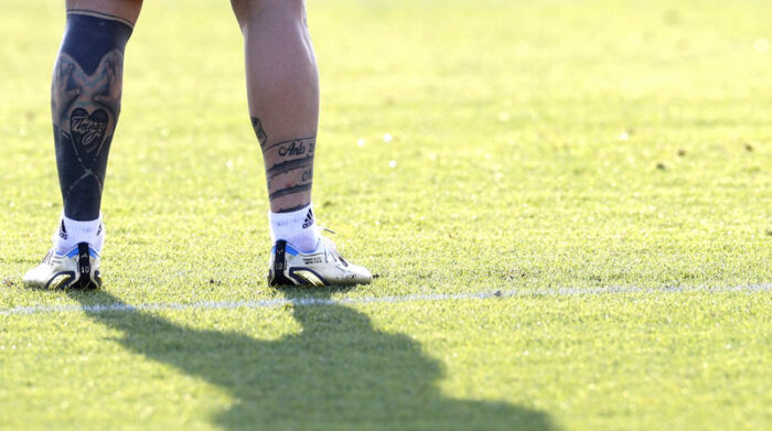 Los seguidores de la Selección de Argentina están preocupados por las imágenes de la inflamación del tobillo de Lionel Messi. Foto: EFE