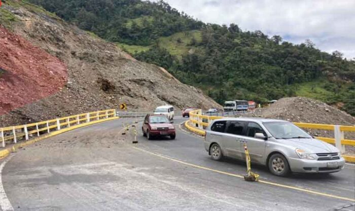 Imagen referencial. Vehículos circulan en la vía Papallacta-Baeza. Foto: Ministerio de Transporte