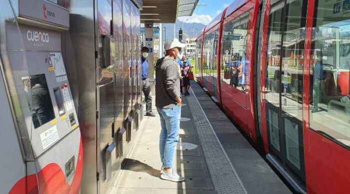 Tras dos años de funcionamiento, se aplica otra forma de pago para el pasaje en el tranvía de Cuenca. Foto: Lineida Castillo