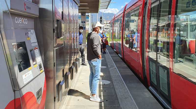 Tras dos años de funcionamiento, se aplica otra forma de pago para el pasaje en el tranvía de Cuenca. Foto: Lineida Castillo