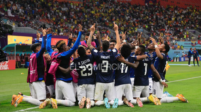 La Selección de Ecuador festeja el primer gol ante Países Bajos, que marca el empate en el Mundial. Foto: Diego Pallero/ EL COMERCIO