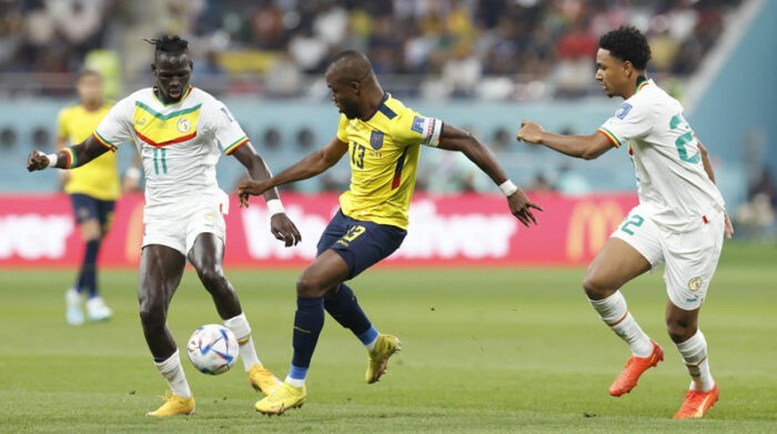 Énner Valencia disputa un balón en el partido de la Selección de Ecuador vs. Senegal en el Mundial de Qatar 2022.. Foto: EFE
