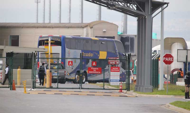El bus que trasladó a los jugadores de la Selección arribó al aeropuerto por un ingreso exclusivo. Foto: EL COMERCIO