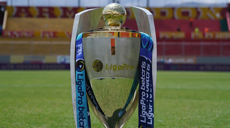 Este es el trofeo que levantará el campeón de la LigaPro 2023. Foto: @LigaProEC
