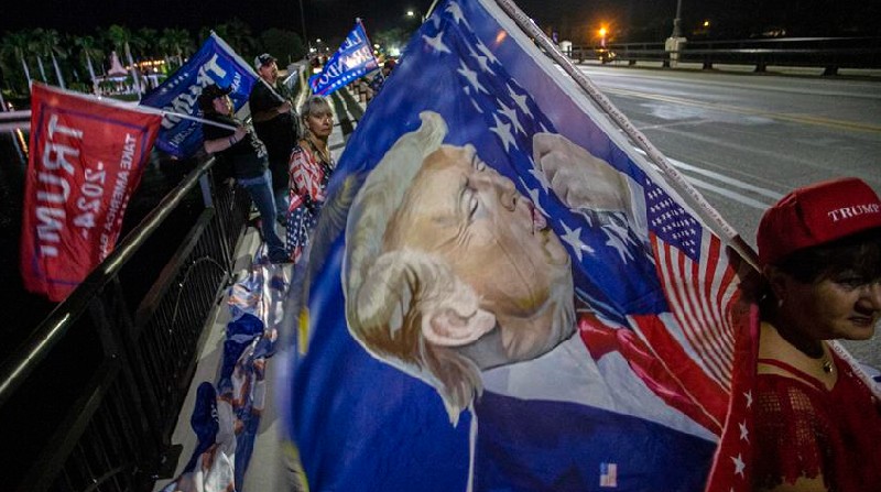 Los partidarios del expresidente de los Estados Unidos, Donald Trump, se paran frente al Mar-a-Lago Club, donde Trump hizo un anuncio en Palm Beach, Florida. Foto: EFE