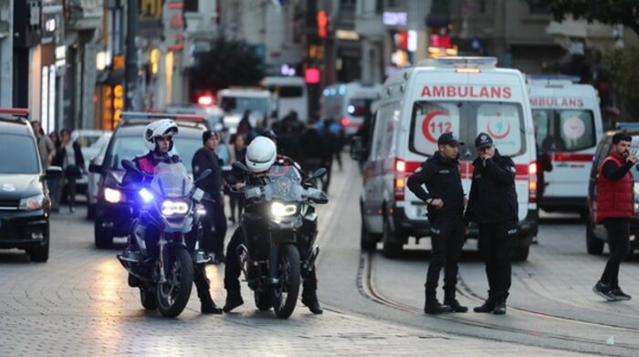 Policía y personal de emergencias acudió al sitio del atentado. Foto: EFE
