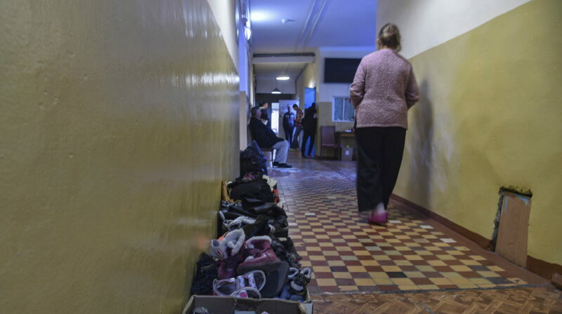 Personas evacuan edificios residenciales en el centro de Kiev, Ucrania. Foto: EFE.