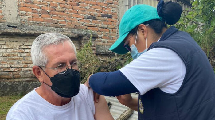 En varios barrios de la capital se aplicaron vacunas contra enfermedades respiratorias a través de brigadas del Ministerio de Salud y otras instituciones. Foto: Ministerio de Salud