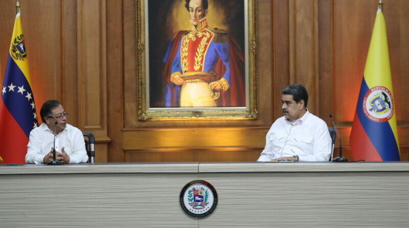 El presidente de Venezuela, Nicolás Maduro, y su homólogo de Colombia, Gustavo Petro (i), ofrecen una rueda de prensa en el Palacio de Miraflores, en Caracas (Venezuela). Foto: EFE.