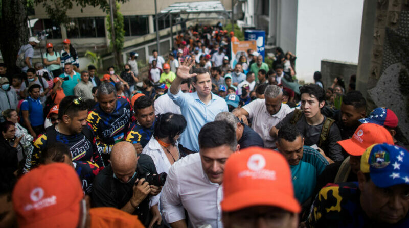 El líder opositor Juan Guaidó camina entre la multitud el 27 de octubre de 2022, en Caracas (Venezuela). Foto: EFE.
