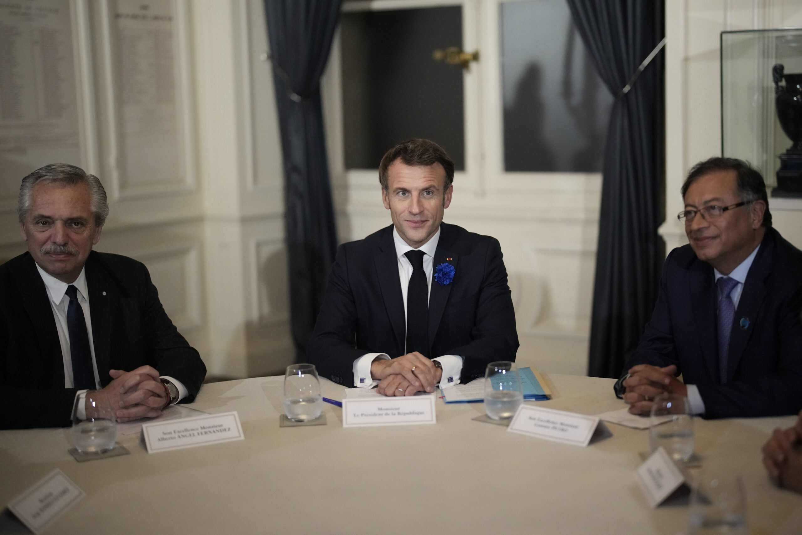 Los presidentes Alberto Fernández de Argentina, Emmanuel Macron de Francia y Gustavo Petro de Colombia, en una reunión por el diálogo en Venezuela. Foto: EFE.
